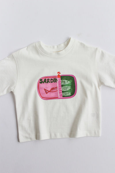 Off-white graphic design of a can labeled 'Sardines' on a light gray background